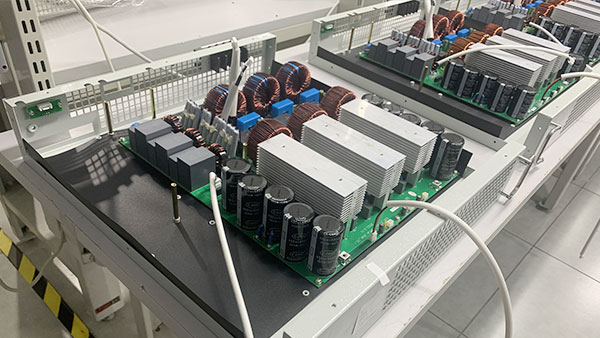 Hvad er arbejdsprincippet for en statisk reaktiv effektgenerator?